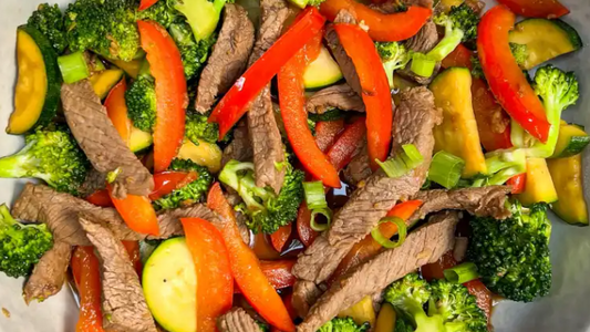 “High-protein beef stir-fry with garlic, ginger, and colourful vegetables — a healthy, low-calorie meal.”